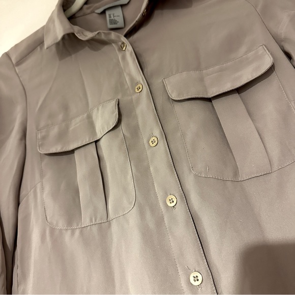 [BUNDLE] H&M button ups with gold accent in nude and navy in size 2 - Picture 2 of 6